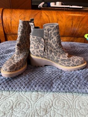 Leopard Print Chelsea Ankle Boots Chunky Lug Sole Women’s Size 11